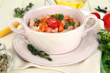 sebze ve otlar üzerinde ahşap masa yakın çekim tencerede lezzetli pirinç