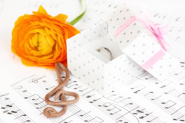 tiz nota anahtarı, çiçek ve alyans müzik arka planda tutan kutusu