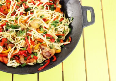 ahşap zemin üzerinde wok sebze erişte