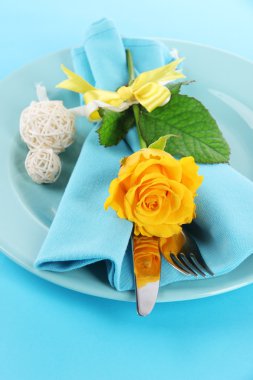 servis tabağı ile peçete ve çiçekler yakın çekim