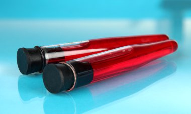 test tüpleri laboratuvar mavi zemin üzerine