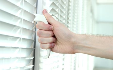 birisi kapalı metal plastik pencere Panjur açar