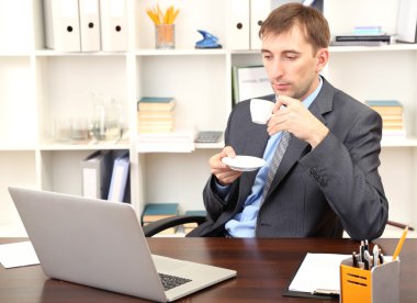 Öğle yemeği molası Office adlı genç işadamı