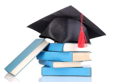 grad şapka ile üzerine beyaz izole kitap