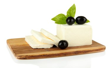 koyun peyniri fesleğen ve üzerinde beyaz izole kesme tahtası üzerinde siyah zeytin ile