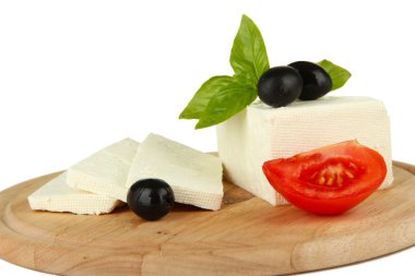 fesleğen ve Siyah Zeytin, domates üzerinde beyaz izole kesme tahtası üzerinde koyun sütü peyniri