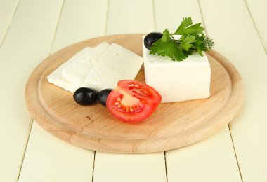 koyun peyniri, Siyah Zeytin, kırmızı domates maydanoz ve dereotu renk ahşap zemin üzerinde kesme tahtası üzerinde süt
