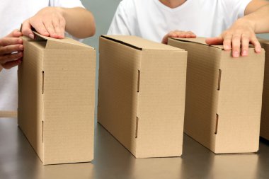 gri arka plan üzerinde Konveyör bant kutuları ile çalışan işçiler