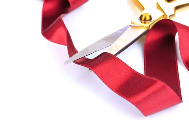 saten kurdele üzerine beyaz izole makas etrafında kıvrık