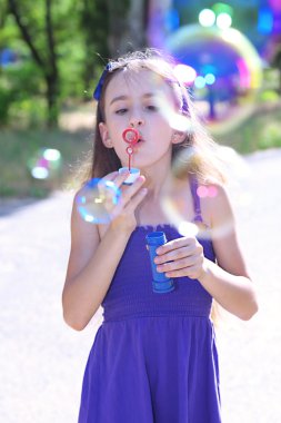 sevimli kız açık havada sabun köpüğü üfleme