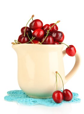 Olgun kırmızı kiraz meyveleri üzerinde beyaz izole sürahi