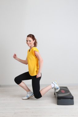 güzel bir genç kadın Step egzersizleri