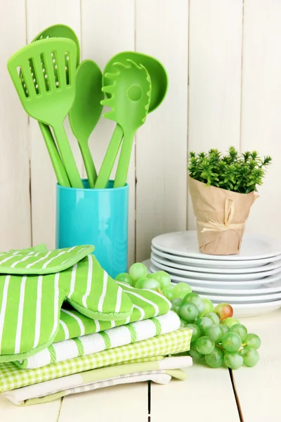 Keuken instellingen: gebruiksvoorwerp, pannenlappen, handdoeken en anders op houten tafel — Stockfoto