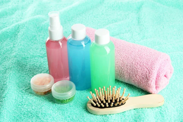 Hotel cosmetica kit op blauwe handdoek — Stockfoto