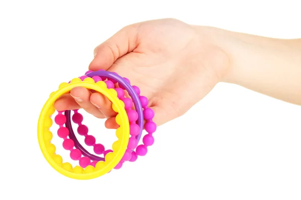 Bracelets de mode colorés sur la main de la femme isolé sur blanc — Photo