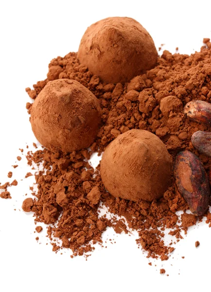 Chocolade truffels en cacao geïsoleerd op wit — Stockfoto