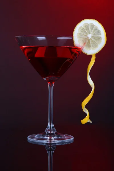 Roter Cocktail in Martini-Glas auf dunkelrotem Hintergrund — Stockfoto
