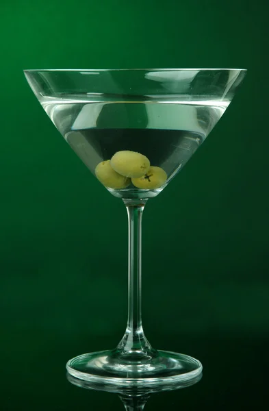 Martini pohár, olajbogyó, sötét zöld háttér — Stock Fotó