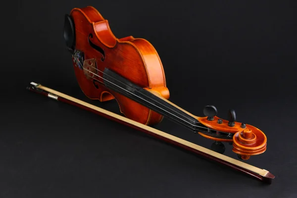 Klassisk fiol på svart bakgrund — Stockfoto