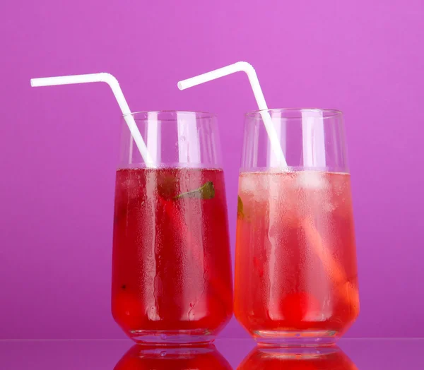 Dos cócteles de cereza con hielo sobre fondo morado — Foto de Stock