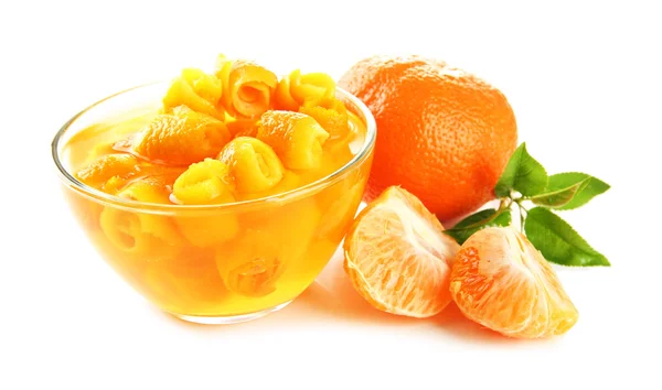 Mermelada de naranja con ralladura y mandarinas, aislada sobre blanco — Foto de Stock