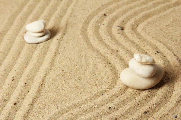 Zen-tuin met raked zand en ronde stenen close-up — Stockfoto