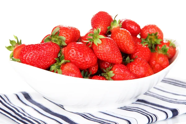 Färska jordgubbar i skål isolerad på vit — Stockfoto