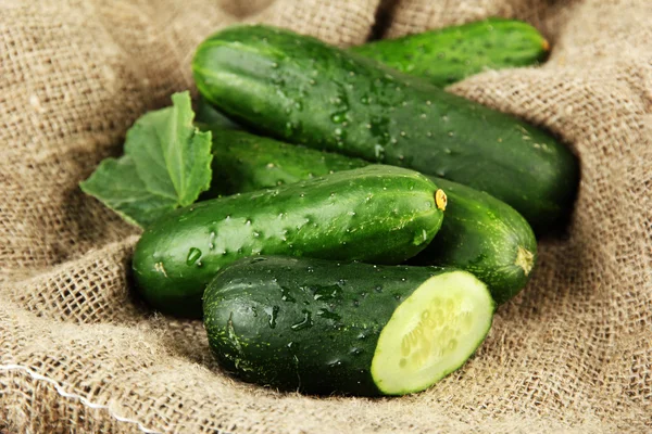 Leckere grüne Gurken auf Sacktuch Hintergrund — Stockfoto