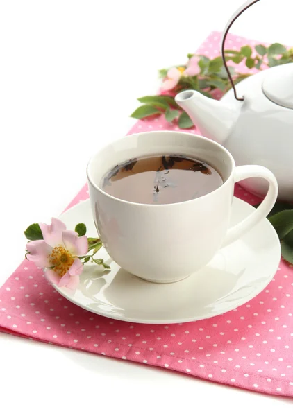 Cup och tekanna av örtte med hip rose blommor, isolerad på vit — Stockfoto