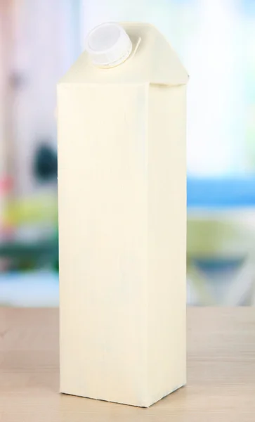 Pacco di latte sul tavolo in cucina — Foto Stock