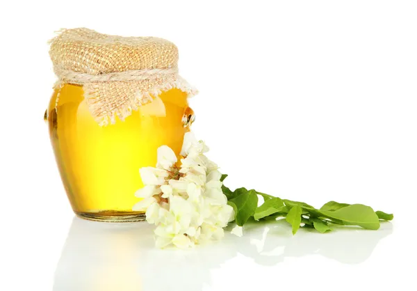 Tarro de miel con flores de acacia, aislado sobre blanco — Foto de Stock