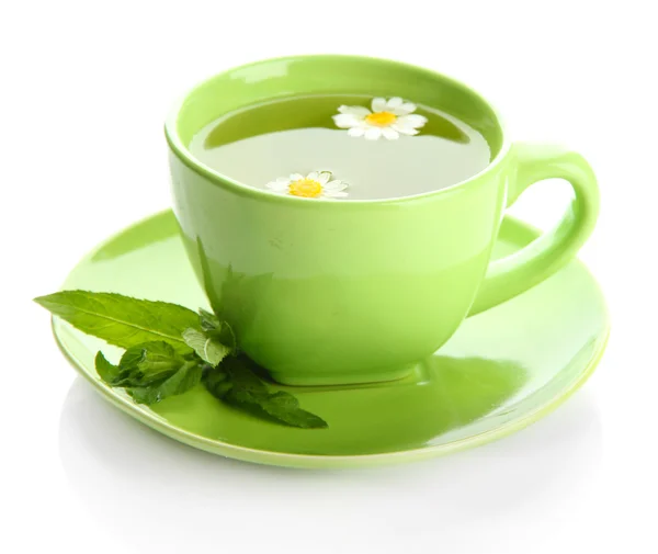 Taza de té de hierbas con manzanillas silvestres y menta, aislado en blanco — Foto de Stock