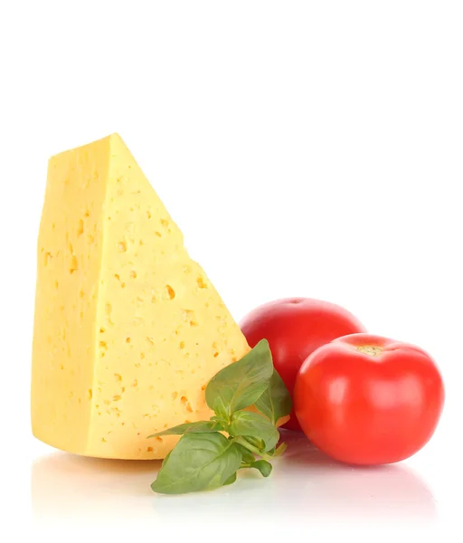 Käse, Basilikum und Tomaten isoliert auf weiß — Stockfoto