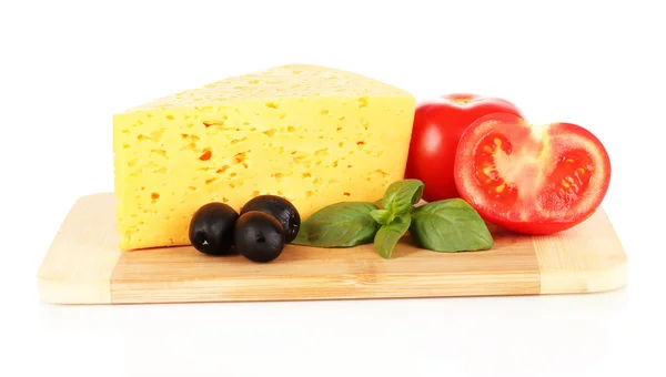 Sýr, bazalka a zeleniny na prkénku izolovaných na bílém — Stock fotografie