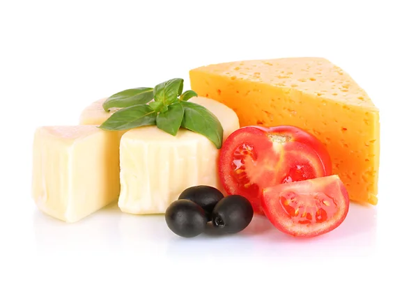 Kaas, basilicum en groenten geïsoleerd op wit — Stockfoto