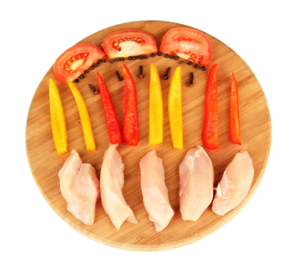 Przygotowanie smażyć kurczaka z warzywami i przyprawami na drewnianą deską do krojenia, na białym tle — Zdjęcie stockowe