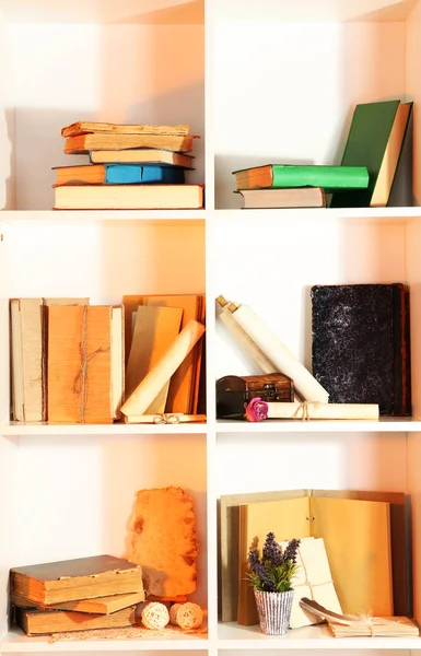 Muchos libros en estantes blancos —  Fotos de Stock