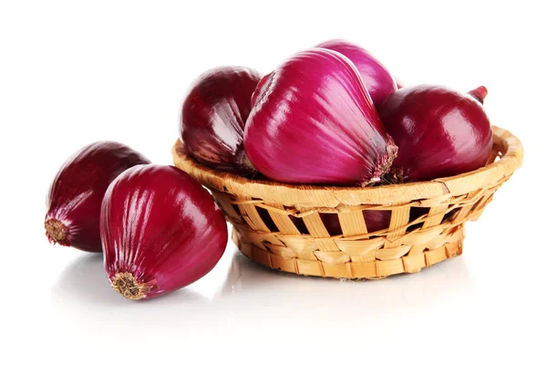 Purple onion in wicker basket isolated on white — Stock Photo, Image