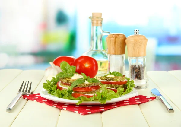 Sabroso tueste de médula y rodajas de tomate con hojas de ensalada, sobre fondo brillante —  Fotos de Stock