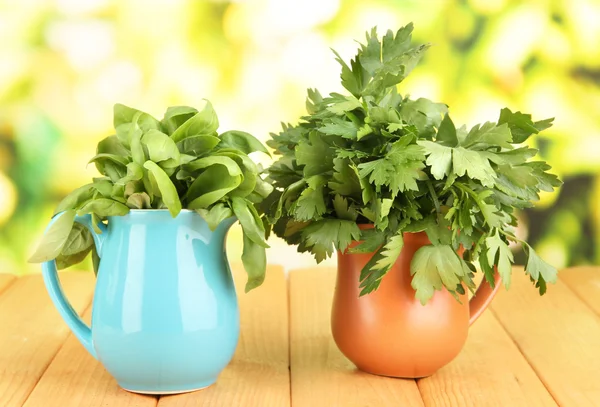 Färska örter i krukor på träbord på naturliga bakgrund — Stockfoto