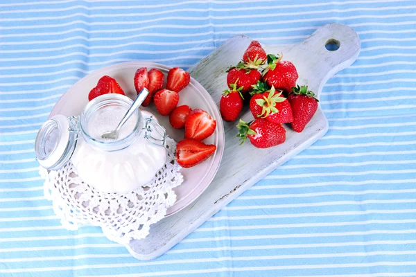 Fragole a bordo taglio su tovagliolo rigato — Foto Stock