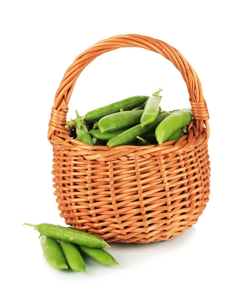 Ervilhas verdes doces em cesta de vime isoladas em branco — Fotografia de Stock