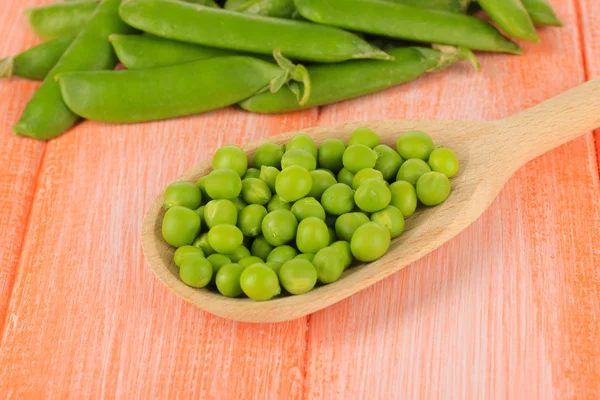 Sweet green peas on wooden background — Stock Photo, Image