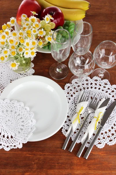 Ajuste de mesa con manzanillas sobre fondo de mesa de madera — Foto de Stock