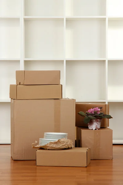 Cajas móviles en habitación vacía — Foto de Stock