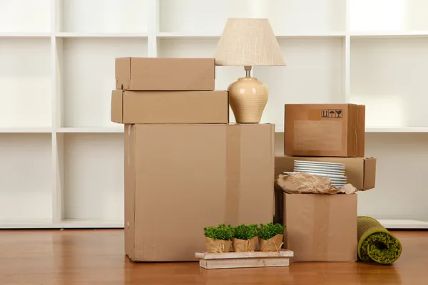 Cajas móviles en habitación vacía — Foto de Stock