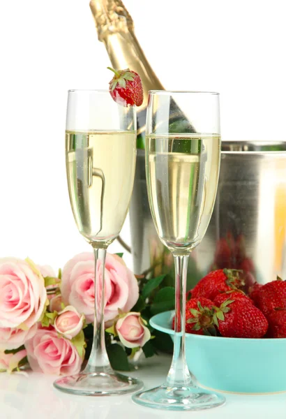 Nature morte romantique avec champagne, fraises et roses roses, isolées sur blanc — Photo