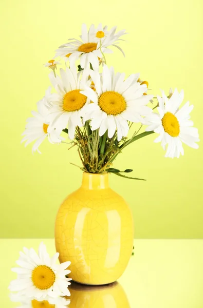 Chamomiles krásné kytice ve váze na barvu pozadí — Stock fotografie