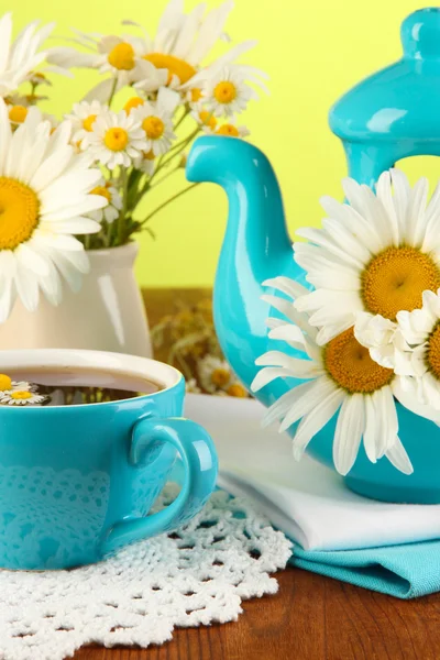 Beautiful bouquet chamomiles in teapot on wooden table on natural background — Stock Photo, Image