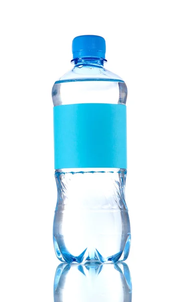Fles water geïsoleerd op wit — Stockfoto